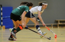 Ganz entspannt können Julia Brüning (r.) und die Hockeyfrauen des TSV Schott ihr vorletztes Heimspiel gegen Tabellenführer Nürnberger HTC angehen. Bei den abstiegsgefährdeten Männern sieht das anders aus.