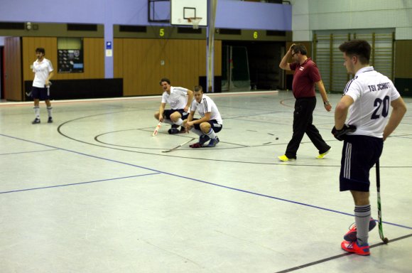 Enttäuschung nach dem Knock-out: Chris Franik, Dennis Hoeter, Marvin Graf und Paul Hüttemann (v.l.) direkt nach dem Abpfiff des in der Schlussphase noch verlorenen Heimspiels gegen den Tabellenzweiten TuS Obermenzing.