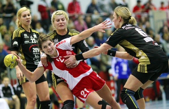 Katharina Wagner, hier beim Tor zum 21:21-Ausgleich, besorgte die beiden letzten Tore der Mainzerinnen. Ihrer Bewacherin Petra Starcek und auch Daiv Aleksandraviciute (r.) hilft alles Klammern nicht.