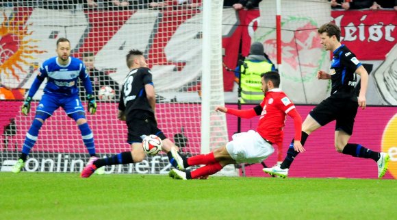 Yunus Mallis erster Streich: Mit links beförderte er den Ball ins linke Eck des Paderborner Tores; dass er beim Schuss wegrutschte, gab dem Ball womöglich den entscheidenden Drall.