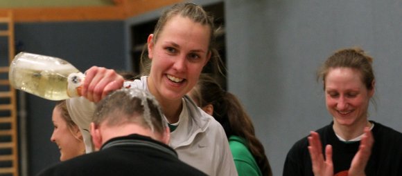 Sektdusche für den Meistertrainer: DJK-Centerin Karolin Holtz verpasst Uwe Seiffert nach dem Sieg über den ASC Mainz II die passende Belohnung für den vierten Oberliga-Titel der Nieder-Olmer Basketballerinnen in den vergangenen acht Spielzeiten. 