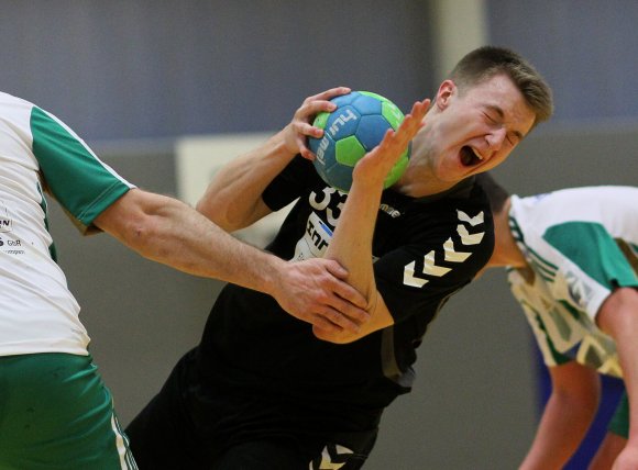 Das sieht gar nicht so schlimm aus, was der Gegenspieler von Marius Werner da mit dem leidvoll wirkenden Gonsenheimer Rückraumspieler anstellt. In einer eher von respektvoller Distanz als hartem Kampf geprägten Kellerduell der Rheinhessenliga hielt der HCG die Gäste mit 24:20 auf Distanz.