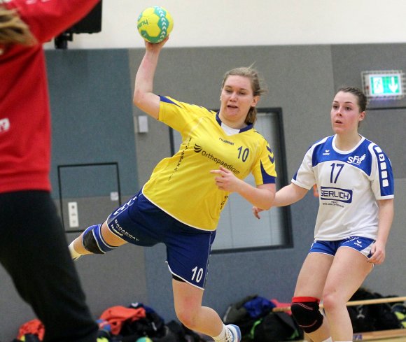 Sieger und Verlierer des Spieltags: Alina Lindner (Mitte) warf für die SG Bretzenheim III im Spiel gegen Schlusslicht GW Büdesheim zehn Feldtore, die Sportfreunde Budenheim (r. Anna Mussenbrock) überließen gegen die TG Osthofen erstmals in dieser Saison dem Gegner die Punkte.