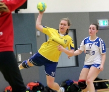 Sieger und Verlierer des Spieltags: Alina Lindner (Mitte) warf für die SG Bretzenheim III im Spiel gegen Schlusslicht GW Büdesheim zehn Feldtore, die Sportfreunde Budenheim (r. Anna Mussenbrock) überließen gegen die TG Osthofen erstmals in dieser Saison dem Gegner die Punkte.