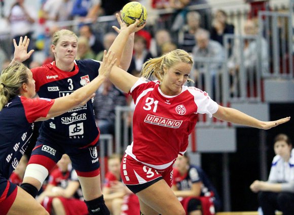 Selina Adeberg und der FSV Mainz 05 verpassten beim 25:25 gegen den Aufsteiger TV Beyeröhde (v. l. Mandy Münch und Carolin Stallmann) den eingeplanten Heimsieg um einen Treffer.