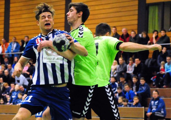 SFB-Kapitän Philipp Kukula (l.) wird von Heiko Hollatz gebremst. Mit zunehmender Spielzeit gelang es den Gästen immer weniger, sich den Anläufen der Budenheimer entgegenzustellen.