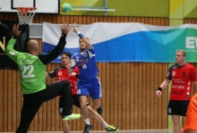 Im Hinspiel überlief der TV Nieder-Olm (beim Wurf: Dennis Stauder) die träge Gästemannschaft des VTZ Saarpfalz um den derzeit verletzten Rückraumschützen Philip Wiese (r.) und gewann gegen den Favoriten einmal mehr sein Heimspiel. Auswärts jedoch gab es gegen die Zweibrücker bisher eher wenig zu holen für die Nieder-Olmer, am Sonntag jedoch versuchen sie es unverdrossen ein weiteres Mal. 