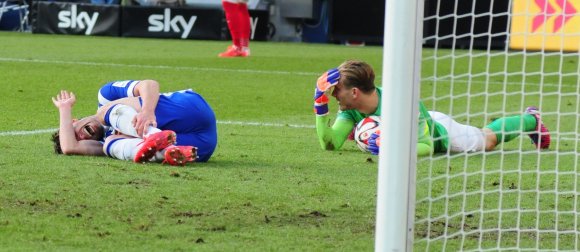 Als in der 31. Minute der Pfiff ertönte, ahnte Loris Karius, was passieren würde: Elfmeter für die Hertha, Rote Karte gegen ihn.