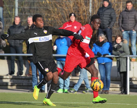 Auch wenn das Spiel gegen den VfB Stuttgart mit 2:4 verlorenging: Raphael Assibey-Mensah (r.) aus der Mainzer U16 durfte mit seinem Bundesligadebüt zufrieden sein.