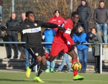 Auch wenn das Spiel gegen den VfB Stuttgart mit 2:4 verlorenging: Raphael Assibey-Mensah (r.) aus der Mainzer U16 durfte mit seinem Bundesligadebüt zufrieden sein.