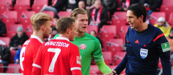 Das Gespräch mit Schiedsrichter Deniz Aytekin brachte Loris Karius sowie seine Mitspieler Johannes Geis und Pierre Bengtsson nicht weiter. Für den Mainzer Schlussmann endete die Partie gegen Hertha BSC bereits nach einer guten halben Stunde - allerdings kommt er mit einem Spiel Sperre davon.