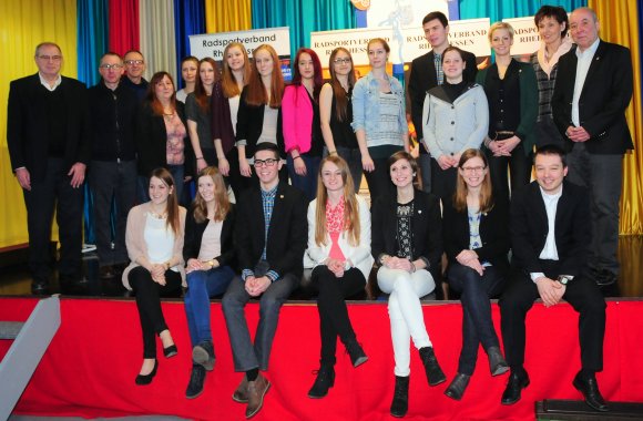 All together: Zum Gruppenfoto mit Sportbund-Präsident Magnus Schneider und Landessportbund-Präsidentin Karin Augustin (hinten von rechts) fanden sich die erfolgreichsten rheinhessischen Radsportler auf der Bühne ein.