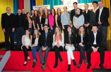 All together: Zum Gruppenfoto mit Sportbund-Präsident Magnus Schneider und Landessportbund-Präsidentin Karin Augustin (hinten von rechts) fanden sich die erfolgreichsten rheinhessischen Radsportler auf der Bühne ein.