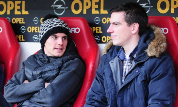 Leidensgenossen: Sowohl Jonas Hofmann (l.) als auch Christoph Moritz mussten im Hinrundenspiel gegen den FC Augsburg verletzt vom Platz und haben seitdem zugeschaut. Bei Moritz verhindert der Rücken nach wie vor ein Comeback, Hofmann hingegen hofft, am Freitag in Dortmund wieder dabei zu sein.