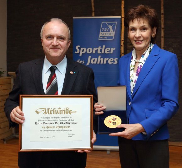 Bereits seit zehn Jahren ist Prof. Udo Ungeheuer, langjähriger Vorstandsvorsitzender der Schott AG, Träger des Bundesverdientskreuzes. Nun ehrte Landessportbundchefin Karin Augustin den TSV-Vorsitzenden auch für seine Verdienste um den Vereinssport und zeichnete ihn mit der Goldenen Ehrenplakette aus.