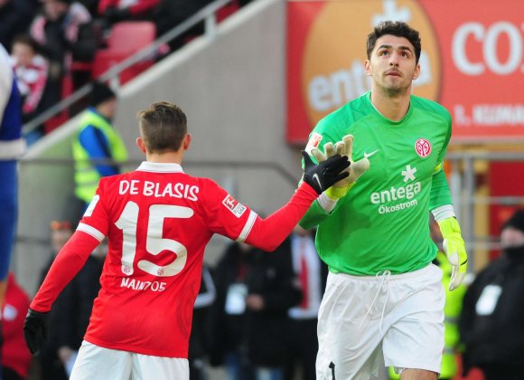Eine gute Stunde Bundesligaerfahrung hat Stefanos Kapino am vorigen Samstag gegen Hertha BSC gesammelt. Am Freitag wird der Grieche erstmals von Beginn an im 05-Tor stehen.