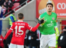 Eine gute Stunde Bundesligaerfahrung hat Stefanos Kapino am vorigen Samstag gegen Hertha BSC gesammelt. Am Freitag wird der Grieche erstmals von Beginn an im 05-Tor stehen.