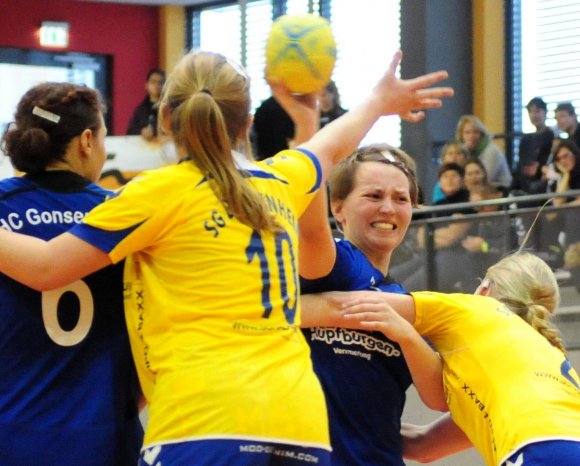 So schwer, wie es Sophia Dambach (2.v.r.) bei der Heimniederlage gegen die SG Bretzenheim III vom Gegner gemacht wurde, gelang es dem HSV Alzey an diesem Wochenende nun nicht  ansatzweise. Dambach trug mit neun Toren zum etwas überraschenden Auswärtserfolg des HC Gonsenheim bei.