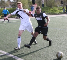 Nur nicht abdrängen lassen, so wie es hier Fontana-Kapitän Robin Schirmer (l.)  im Derby gegen den VfB Bodenheim (r. der Ex-Fontane Nelson Kari-Kari) mit sich machen lässt, das wird die Aufgabe im Abstiegsduell mit dem SV Gommersheim.
