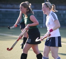 Schott-Stürmerin Amelie Neumann-Kleinpaul (r.), hier mit Gäste-Routinier Lisa Bender beim klaren 6:1-Sieg über den 1. Hanauer THC in der vergangenen Feldsaison, drehte mit ihrem Treffer das Hinspiel in Hanau, nach Meinung der Gastgeber nach ungebührlichem Körpereinsatz vor ihrem entscheidenden Ballgewinn. Die Schottler empfanden diese Darstellung dagegen als ungebührlich und werden zum Abschluss der Hallenrunde die Gelegenheit haben, ihre größere Qualität im Heimspiel unter Beweis zu stellen.