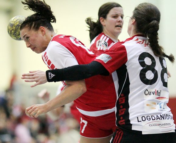 Johanna Holstein lässt sich von Martha Logdanidou nicht aufhalten. Deutlich konsequenter suchten die Mainzerinnen nach dem Seitenwechsel den Weg zum Abschluss und brachten die HSG Bensheim-Auerbach dadurch schnell aus der Spur.