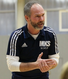 Trainer Martin Knußmann-Siemon hatte stark darauf gehofft, sich mit der Jugend A für die Deutschen Meisterschaften am kommenden Wochenende im Sportpark Tresenwald bei Leipzig zu qualifizieren. Zwar schnitt die Mannschaft mit dem fünften Platz am besten von allen drei Schott-Vertretungen bei den Süddeutschen Meisterschaften ab, doch den Eigenansprüchen genügte dies nicht.