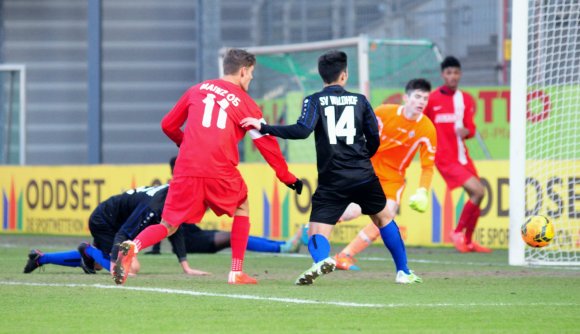 Tom Schmitt (Nummer 11), der Vorbereiter der beiden ersten Treffer und Schütze der dritten Tores, musste in dieser Szene nicht eingreifen. Der Schuss von Törles Knöll landete auch so zum 4:0 im Mannheimer Tor.