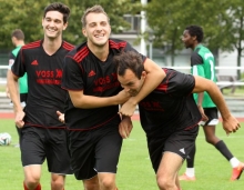Unter den Mittelfeldteams der Bezirksliga finden sich einige Vereine, die ihr Potenzial in der bisherigen Saison noch nicht vollständig abgerufen haben. Zum Beispiel der FSV Nieder-Olm, der vor allem in der Defensive nicht stabil genug Plätze war. So wie im Heimspiel gegen Nibelungen Worms, in dem zwei Treffer von Matthias Cygon (Mitte) zum 1:0 und Ivo Schedereit zum 2:1 nicht einmal zum Teilerfolg reichten – in keinem anderen Auswärtsspiel schossen die Wormser bisher so viele Tore wie bei ihrem 4:2-Sieg am dritten Spieltag in Nieder-Olm.