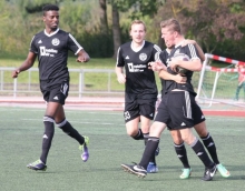 Ein viel zu seltenes Bild in dieser Saison: Nur 18-mal durfte Landesliga-Schlusslicht Fontana Finthen in 18 Partien ein Tor bejubeln. Elfmeterschütze Thorsten Krüger (vorne rechts) traf im Heimspiel gegen den FC Speyer gleich zweimal vom Punkt, dennoch unterlag die Fontana Ende September den Pfälzern mit 2:4, nur eine von bisher sechs Heimniederlagen der Finther. Soll es mit dem Klassenverbleib noch etwas werden, dürfen keine weiteren Pleiten dazukommen.