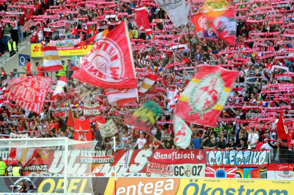 Friedliche Mainzer Fans, die ihr Team feiern, erwarten Polizei und Mainz 05 am Samstag in Frankfurt.