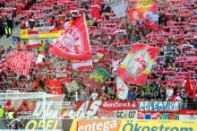 Friedliche Mainzer Fans, die ihr Team feiern, erwarten Polizei und Mainz 05 am Samstag in Frankfurt.