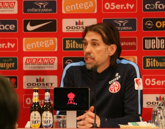 Den Schwerpunkt legte Martin Schmidt in seiner ersten Woche als 05-Cheftrainer auf die taktische Ausrichtung, die den emotionalen, kämpferischen Fußball in die Coface-Arena zurückbringen soll. Anders spielen als bisher sollen die 05er im Derby gegen die Frankfurter Eintracht also durchaus, die personellen Veränderungen werden sich dagegen im Rahmen halten.