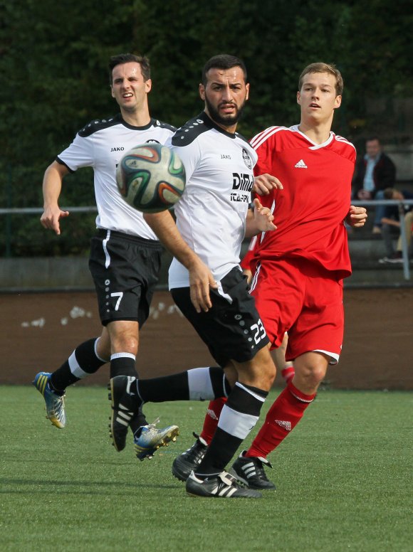Am neunten Spieltag schlug die TSVgg Stadecken-Elsheim (r. Tim Antwerpes) die SG Eintracht Herrnsheim (v.l. Dennis Reidenbach und Süleyman Kaplan) mit 5:1. In die Restrückrunde gehen die beiden Mannschaften als Vorletzter und Letzter der Bezirksligatabelle. 