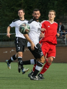 Am neunten Spieltag schlug die TSVgg Stadecken-Elsheim (r. Tim Antwerpes) die SG Eintracht Herrnsheim (v.l. Dennis Reidenbach und Süleyman Kaplan) mit 5:1. In die Restrückrunde gehen die beiden Mannschaften als Vorletzter und Letzter der Bezirksligatabelle. 