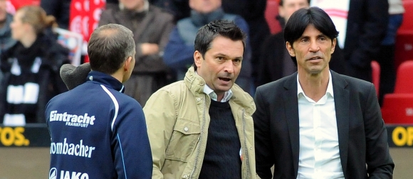 Kennenn sich, mögen sich: 05-Manager Christian Heidel, Eintracht-Kollege Bruno Hübner (r.).
