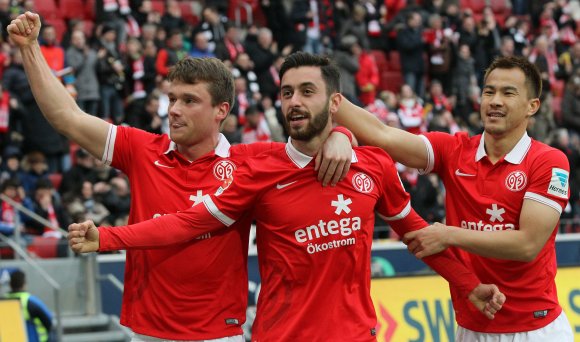 Dieses Trio war für den Ausgleich zuständig: Yunus Malli (M.) hatte Shinji Okazaki (r.) geschickt, der auf Christian Clemens (l.) gepasst, und der Ex-Schalker erzielte sein erstes Tor im 05-Trikot.