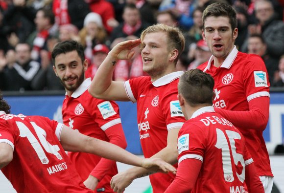 Einfach reingeschossen: Johannes Geis (M.) erzielte mit einem brillanten Freistoß die 2:1-Führung.