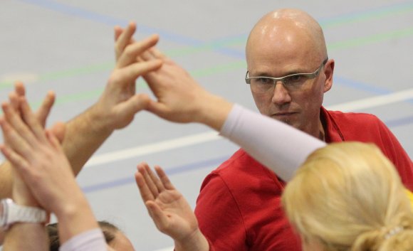 Abzuklatschen mit seinen Spielerinnen gab es nach dem Schlusspfiff in Lübeck für Trainer André Sikora-Schermuly nichts. Auftritt und Ergebnis gegen den TSV Travemünde fielen einmal mehr äußerst enttäuschend aus.