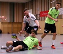 Dann doch wieder hart gelandet: Bis in die vorletzte Minute lieferte der TV Bodenheim (liegend: Hajo Hollatz, r. Marcel Gerhardt) dem HV Vallendar einen engen Kampf um die ersten Punkte der Saison und ging letztlich doch wie gewohnt leer aus.