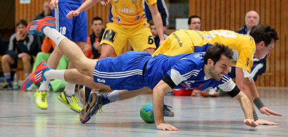 Achtung, Tiefflieger: Felix Bieker kam gerade von einer längeren Bandscheibengeschichte kuriert zurück ins Nieder-Olmer Team, da sind solche orthopädisch gefährlichen Einlagen wie durch die Karambolage mit Haßlochs Kai Zimmermann sicher keine gute Idee. Doch Bieker überstand den Aufprall und steuerte seinen ersten Treffer des Jahres zum Spielergebnis bei.