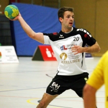 Vom Dienst direkt aufs Feld: Max Pauli musste beim Heimspiel der SG Saulheim gegen TuS Dansenberg aus beruflichen Gründen ganz schnell auf Handball umstellen. Der Rückraum-Mittespieler ist auch im Trainingsbetrieb nur eingeschränkt dabei, der Hauptgrund, warum er nicht die Rolle in der Mannschaft spielt, die ihm zuzutrauen war.