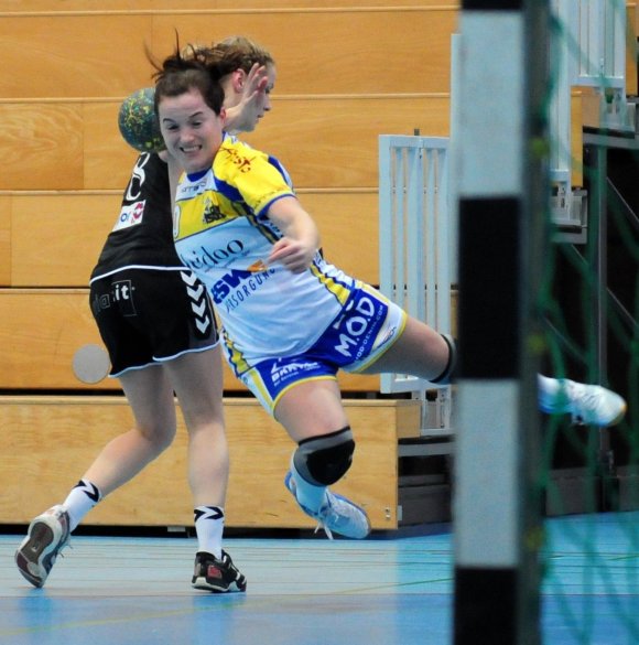 Hängengeblieben: In der Schlussphase der Partie gegen Drittligaabsteiger TV Bassenheim gingen Vicky Rodday und der SG Bretzenheim II nach 50 ordentlichen Minuten die Luft aus. Es war die schon vierte Heimniederlage der laufenden Runde für Jürgen Kleinjungs Team.