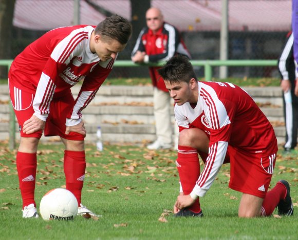 Standardspezialisten unter sich: Matthias Wincek und Marcel Ruml (v. l.) sind die Freistoßexperten der SVW Mainz. Allerdings kassierten die Weisenauer in der bisherigen Saison deutlich mehr Treffer nach ruhenden Bällen, als sie selbst erzielten. Ein Defensivproblem des Tabellenzwölften, das in der Runde schon einige Punktverluste brachte.