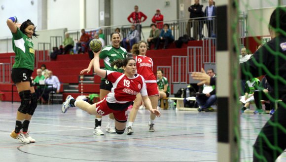 Die größere Beweglichkeit im Vergleich zu den körperlich überlegenen Luxemburgerinnen konnte die Mainzer Mannschaft wie hier über Kreisläuferin Anna-Lena Kempf eine Halbzeit lang gut ausnutzen, dann fehlten zunehmend die Kraft und entsprechend das Tempo. 