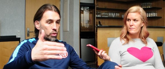 Auch diese Premiere meisterte Martin Schmidt (neben 05-Pressesprecherin Silke Bannick) mit Bravour: In der kleinen Presserunde am Dienstag ging es um sportliche Inhalte.