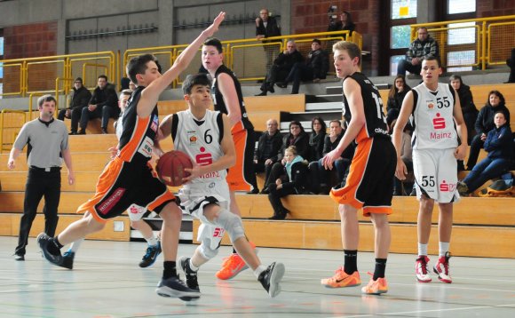 SG-Aufbau Lucas Nedden (Nummer 6) machte in Schelklingen sein bislang bestes JBBL-Spiel, musste aber gegen die älteren Gegenspieler seiner körperlichen Unterlegenheit Tribut zollen.