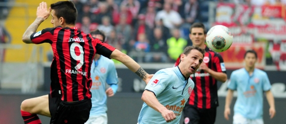 Ein vermeintliches Foul von Zdenek Pospech führte zum Freistoß, aus dem heraus das 1:0 für Eintracht Frankfurt fiel.