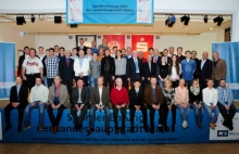 Mal kräftig, mal filigran: Aus den unterschiedlichsten Sportarten kamen die Sportler, die sich mit den Paten und den Moderatoren zum Gruppenbild einfanden.