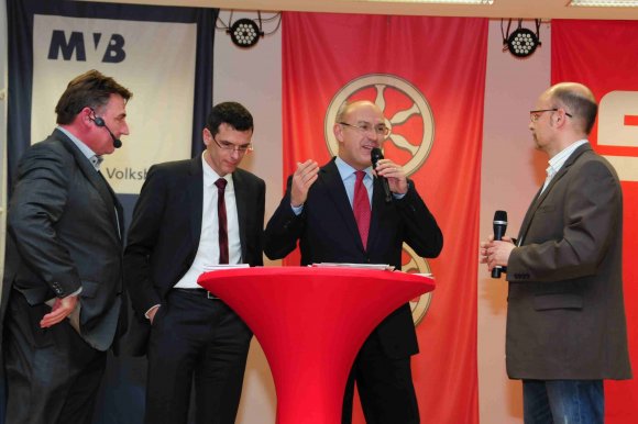 Warum und in welch vielfältiger Weise sich ihre Häuser für den Mainzer Sport engagieren, erläuterten Thorsten Mühl (2.v.l.), Vorstandsvorsitzender der Sparkasse und sein Volksbank-Pendant Uwe Abel (2.v.r.) im Gespräch mit Bürgermeister Günter Beck (l.) und Moderator Peter H. Eisenhuth.