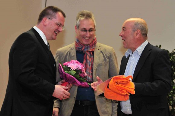 Torsten Traxel (l.), der Vorsitzende des Mainzer Schwimmvereins 01, nahm von den Paten Alexander Reinemann und Magnus Schneider die Geschenke für die MSV-Jugendliche Julia Lunkenheimer entgegen, die bei den Deutschen Kurzbahnmeisterschaften der Behinderten drei Jahrgangstitel geholt hatte.